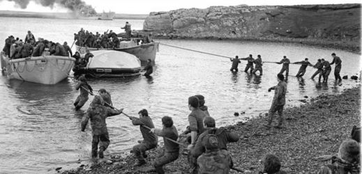 Argentinská invaze na falklandské ostrovy v roce 1982.