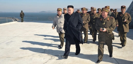 Kim Čong-un se severokorejskými vojáky (ilustrační foto).