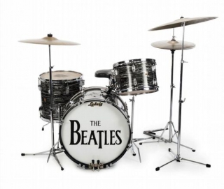 Do aukce půjde mimo jiné i sestava tří bubnů.