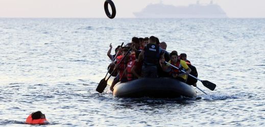 Riskantní cesta z Afriky a Blízkého východu do Řecka na nekvalitních plavidlech má na svědomí už řadu utonulých (ilustrační foto).