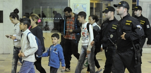 Policisté kontrolují uprchlíky na nádraží (ilustrační foto).
