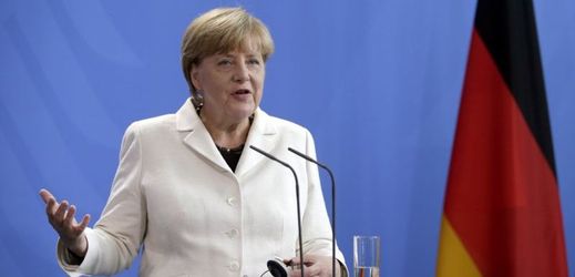 Angela Merkelová apeluje na členské země EU, aby projevily solidaritu s uprchlíky a spravedlivě si je rozdělily.