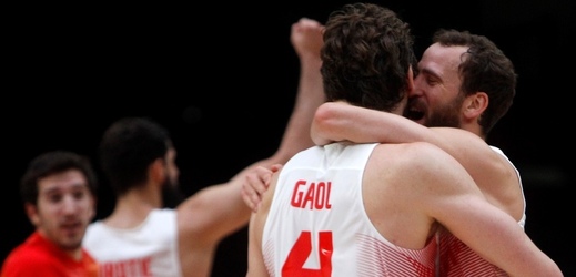 Radost basketbalistů Španělska.