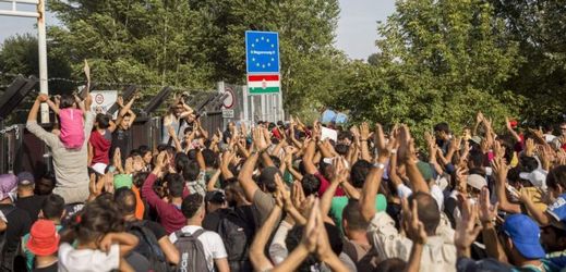 Uprchlíci na maďarsko-srbské hranici skandují "Německo, Německo".