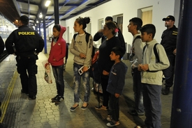 Policisté vyprovodili 3. září propuštěné uprchlíky na břeclavské nádraží.