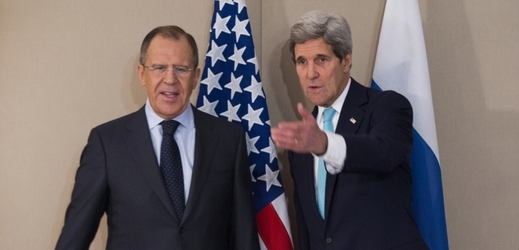 Ministr zahraničí USA John Kerry s ruským protějškem Sergejem Lavrovem.