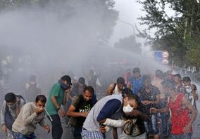 Maďarská policie použila proti uprchlíkům vodní dělo.