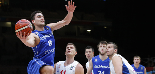 Čeští basketbalisté v utkání se Srbskem.