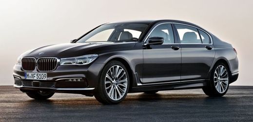 Nová sedmičková řada BMW umí sama zaparkovat.