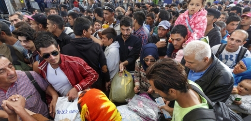 Dav uprchlíků na nádraží v Maďarsku (ilustrační foto).