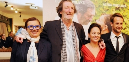 Herci a režisér filmu Domácí péče. Na snímku Zuzana Kronerová (zleva), Bolek Polívka, Alena Mihulová a Slávek Horák.