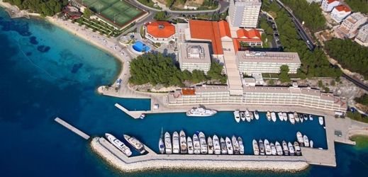 Grand Hotel Lav a přístav Grand Marina v Chorvatsku.
