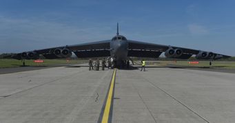 B-52 Stratofortress na runwayi.