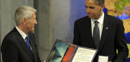 Barack Obama dostává Nobelovu cenu míru.