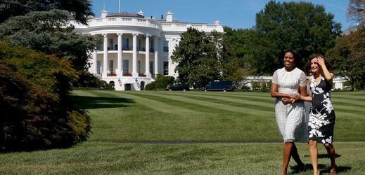 Michelle Obamová (vlevo) v zahradě Bílého domu se španělskou královnou Letizií.
