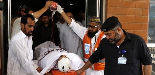 Po útoku pomáhali s ošetřováním raněných také pákistánští dobrovolníci.
