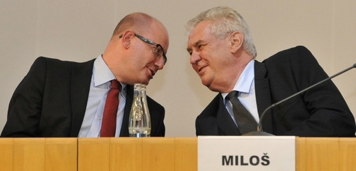 Bohuslav Sobotka a Miloš Zeman (vpravo).