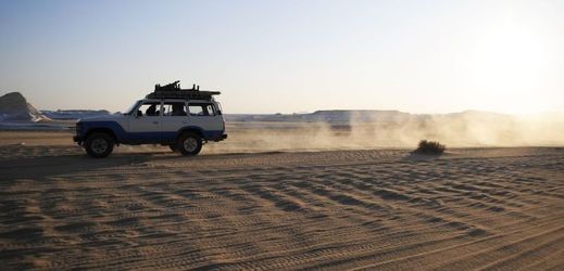 Egyptské ozrbojené síly v Bílé poušti, oblast Farafra, kde byly omylem zastřeleni mexičtí turisté.