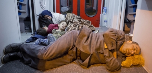 Ti šťastnější z uprchlíků cestují vlakem.