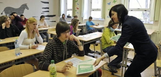 Žáci devátých tříd by měli od nynějška podstupovat jednotné přijímací zkoušky z matematiky a českého jazyka na maturitní obory SŠ (ilustrační foto).