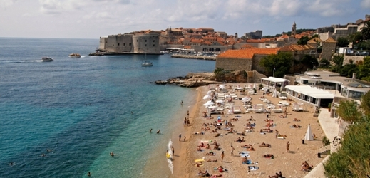 Chorvatské pobřeží Češi milují.