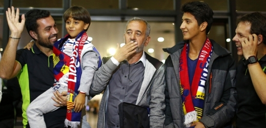 Syrský uprchlík Mohsen (uprostřed) získal práci ve fotbalové škole na madridském předměstí.