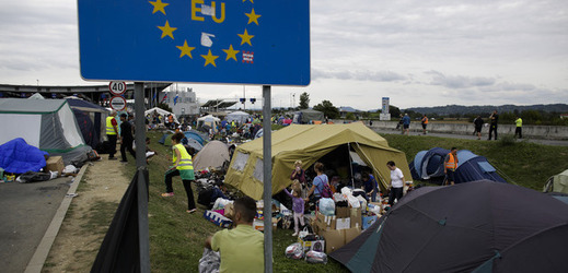 Uprchlický tábor v u slovinského města Obrežje.