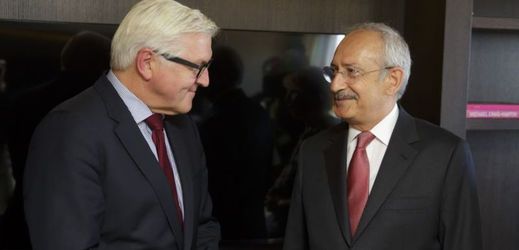 Německý ministr zahraničí Frank-Walter Steinmeier na s tureckým poslancem Kemalem Kilicdaroglu na návštěvě v Ankaře.