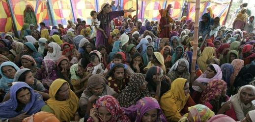 Pákistánské ženy, které v roce 2010 odešly ze země kvůli rozsáhlým povodním.