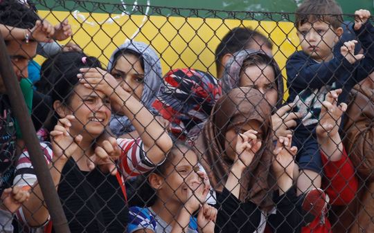 Zoufalí za plotem. Migranti na maďarské hranici.