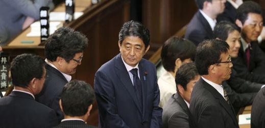 Japonský premiér Šinzó Abe (uprostřed) v poslanecké sněmovně.