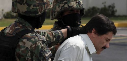Mexické námořnictvo eskortuje drogového bosse Guzmána.