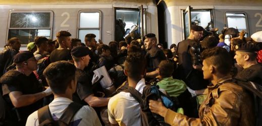 Přesun migrantů z Chorvatska vlakem do Maďarska.