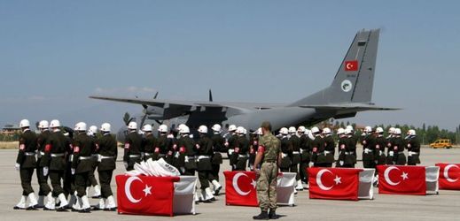 Turecká armáda využívá k bojům s Kurdy letadla.
