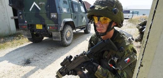 Český voják během vojenského cvičení NATO.