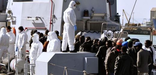 Námořnictvo zachraňuje uprchlíky u Libye (ilustrační foto).