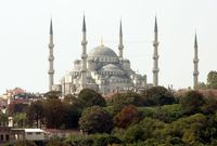 Jedna z největších mešit - mešita sultána Ahmeda v evropské části tureckého Istanbulu, pojme přibližně stejný počet muslimů, jako ta nově postavená v Moskvě.