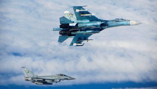 Britský Ttyphoon eskortuje nad Pobaltím ruský Su-27.