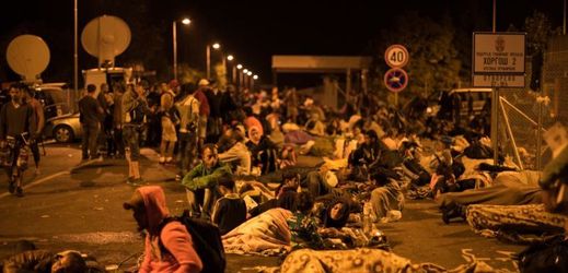 Uprchlíci čekající na překročení hranice utáboření v srbském pohraničním městě Horgosu.