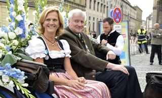 Bavorský premiér Seehofer přijíždí na nynější Oktoberfest.