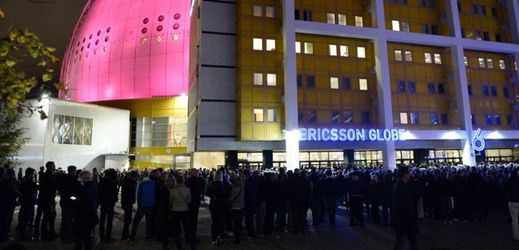 Fronty na koncert U2 před Globe arénou ve Stockholmu.