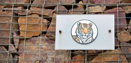 Zoo musela odstranit i hlavu tygra nad pavilonem šelem či vyobrazení čápa, jak kráčí rákosím.