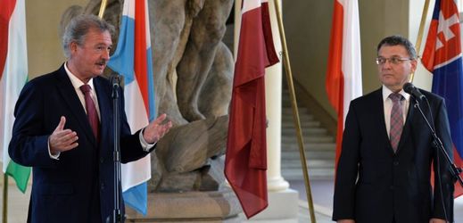 Ministři zahraničí států visegrádské skupiny, Lucemburska a Lotyšska se sešli kvůli řešení uprchlické krize. Na snímku lucemburský ministr Jean Asselborn (vlevo) a jeho český protějšek Lubomír Zaorálek.