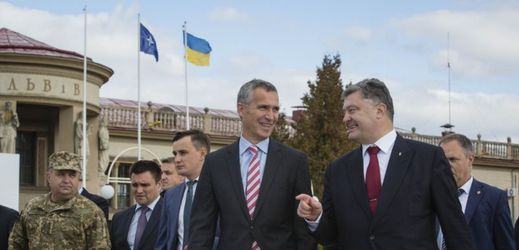 Jens Stoltenberg (vlevo) a ukrajinský prezident Petro Porošenko.