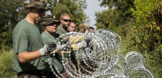 Maďarští vojáci staví plot podél hranice s Chorvatskem.