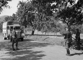Československá vojenská silniční hlídka staví jedno z přijíždějících nákladních aut. Rok 1938.