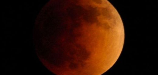 Laici zatmělý Měsíc označují jako krvavý v souvislosti s údajným koncem světa.