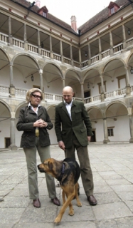 Hraběnka Kristina Colloredo-Mansfeldová a její syn Derek Colloredo-Mansfeld na nádvoří zámku v Opočně.