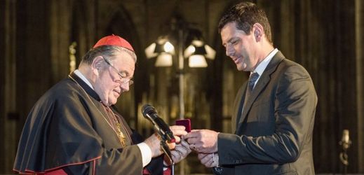 Nejvyšší církevní vyznamenání převzal od kardinála Dominika Duky spoluzakladatel festivalu Karel Komárek.