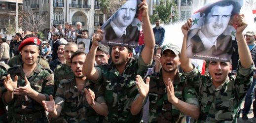 Syrští vojáci demonstrují na podporu prezidenta Asada.